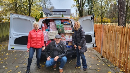 vlnr: Sabine Jäger-Stein und Florian Landl, beide Vertrieb der Erdwärme Grünwald, Cordula Steinmann, Rektorin der Martin-Kneidl-Grundschule Grünwald