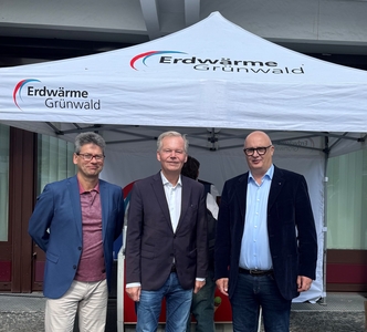Bauamtsleiter Stefan Rothörl, 1. Bürgermeister Jan Neusiedl und Geschäftsführer der Erdwärme Grünwald Andreas Lederle